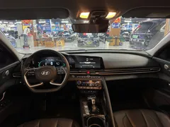 2023 Hyundai Elantra 1.5L CVT LUX Premium, белый — фото 5
