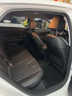 2023 Hyundai Elantra 1.5L CVT LUX Premium, белый — фото 9