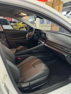 2023 Hyundai Elantra 1.5L CVT LUX Premium, белый — фото 10