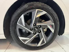 2023 Hyundai Elantra 1.5L CVT LUX Premium, белый — фото 12