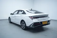 2023 Hyundai Elantra 1.5L CVT LUX Premium, белый — фото 5