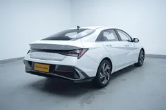 2023 Hyundai Elantra 1.5L CVT LUX Premium, белый — фото 7