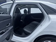 2023 Hyundai Elantra 1.5L CVT LUX Premium, белый — фото 13