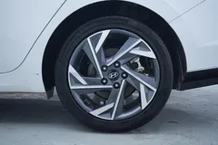2023 Hyundai Elantra 1.5L CVT LUX Premium, белый — фото 16