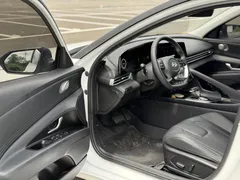 2023 Hyundai Elantra 1.5L CVT LUX Premium, белый — фото 4