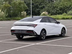 2023 Hyundai Elantra 1.5L CVT LUX Premium, белый — фото 10