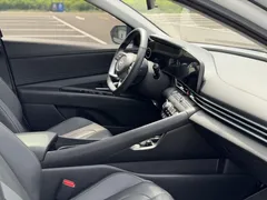 2023 Hyundai Elantra 1.5L CVT LUX Premium, белый — фото 12