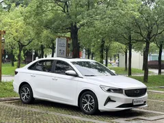 2022 Geely Emgrand 4th Gen 1.5L MT Luxury, белый — фото 2