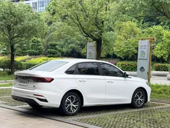 2022 Geely Emgrand 4th Gen 1.5L MT Luxury, белый — фото 3
