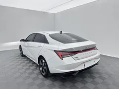 2022 Hyundai Elantra 1.5L CVT LUX Premium, белый — фото 4