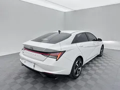 2022 Hyundai Elantra 1.5L CVT LUX Premium, белый — фото 6