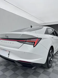 2022 Hyundai Elantra 1.5L CVT LUX Premium, белый — фото 9