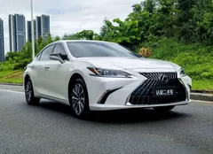 2022 Lexus ES 200 Excellence, белый — фото 3