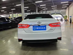 2023 Toyota Camry 2.0G Luxury, белый — фото 11