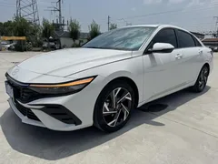2023 Hyundai Elantra 1.5L CVT LUX Premium, белый — фото 1