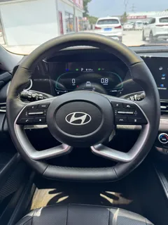2023 Hyundai Elantra 1.5L CVT LUX Premium, белый — фото 13