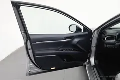 2023 Toyota Camry 2.5G Luxury — фото 10