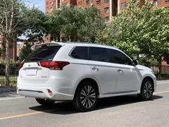 2021 Mitsubishi Outlander 2.4L 4WD 7-seat, белый — фото 3