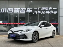 2021 Toyota Camry 2.5G Luxury, белый — фото 1