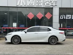 2021 Toyota Camry 2.5G Luxury, белый — фото 3