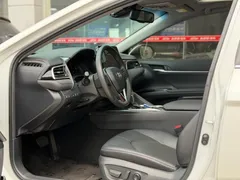 2021 Toyota Camry 2.5G Luxury, белый — фото 4