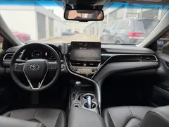 2021 Toyota Camry 2.5G Luxury, белый — фото 6