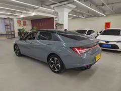 2022 Hyundai Elantra 1.5L CVT LUX Premium — фото 12