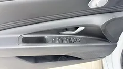 2022 Hyundai Elantra 1.5L CVT LUX Premium, белый — фото 7