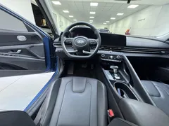 2023 Hyundai Elantra 1.5L CVT LUX Premium, синий — фото 11