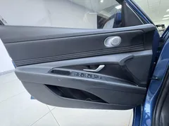 2023 Hyundai Elantra 1.5L CVT LUX Premium, синий — фото 17