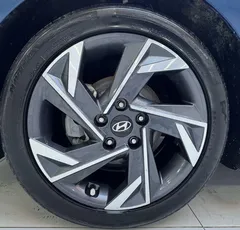 2023 Hyundai Elantra 1.5L CVT LUX Premium, синий — фото 24
