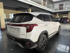 2023 Kia Seltos 1.5L IVT Luxury, белый — фото 7