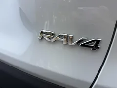 2023 Toyota RAV4 2.0L CVT 2WD 20th Anniversary Platinum, белый — фото 14