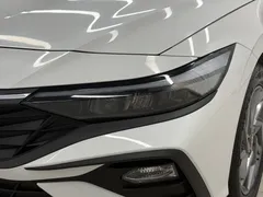 2023 Hyundai Elantra 1.5L CVT GLS Leading, белый — фото 19