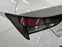 2023 Hyundai Elantra 1.5L CVT GLS Leading, белый — фото 20