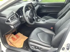2023 Toyota Camry 2.0GVP Leading, белый — фото 3