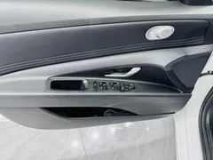 2022 Hyundai Elantra 1.5L CVT LUX Premium, белый — фото 5