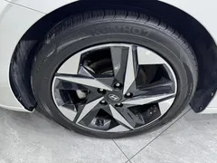 2022 Hyundai Elantra 1.5L CVT LUX Premium, белый — фото 15