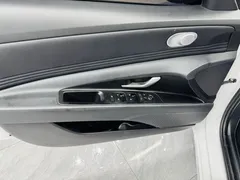 2022 Hyundai Elantra 1.5L CVT LUX Premium, белый — фото 5