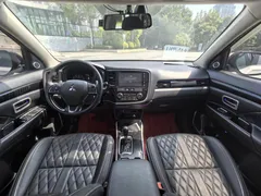 2021 Mitsubishi Outlander 2.4L 4WD 7-seat, белый — фото 12