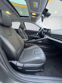 2023 Hyundai Elantra 1.5L CVT LUX Premium — фото 13