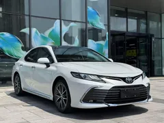 2023 Toyota Camry 2.5G Luxury, белый — фото 3