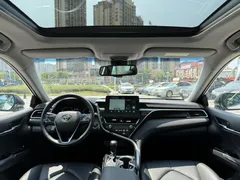 2023 Toyota Camry 2.5G Luxury, белый — фото 8