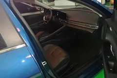 2023 Hyundai Elantra 1.5L CVT LUX Premium, синий — фото 6