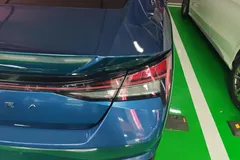2023 Hyundai Elantra 1.5L CVT LUX Premium, синий — фото 8