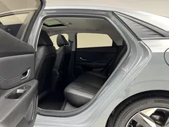 2022 Hyundai Elantra 1.5L CVT LUX Premium — фото 13