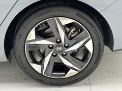 2022 Hyundai Elantra 1.5L CVT LUX Premium — фото 16