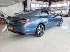 2023 Hyundai Elantra 1.5L CVT LUX Premium, синий — фото 4