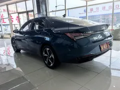 2023 Hyundai Elantra 1.5L CVT LUX Premium, синий — фото 6