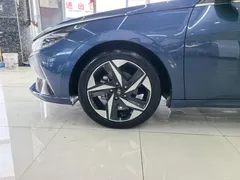 2023 Hyundai Elantra 1.5L CVT LUX Premium, синий — фото 7